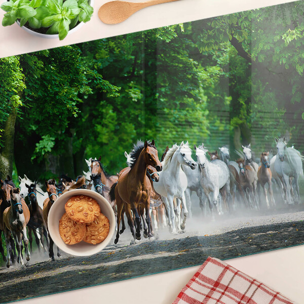 Glas-Schneidebrett mit dem Motiv galoppierender Pferde in natürlicher Umgebung