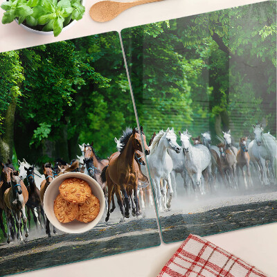 Glas-Schneidebrett mit dem Motiv galoppierender Pferde in natürlicher Umgebung