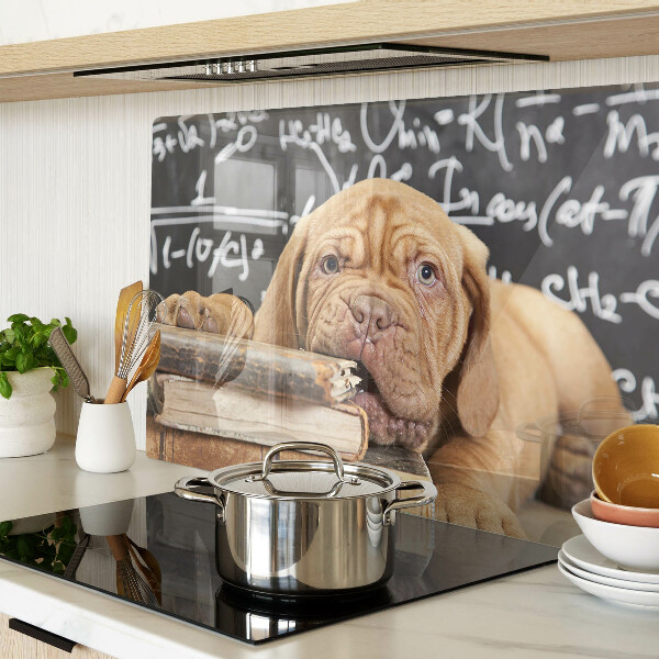 Glas Schneidebrett mit Motiv eines Hundes neben Büchern und einer Tafel