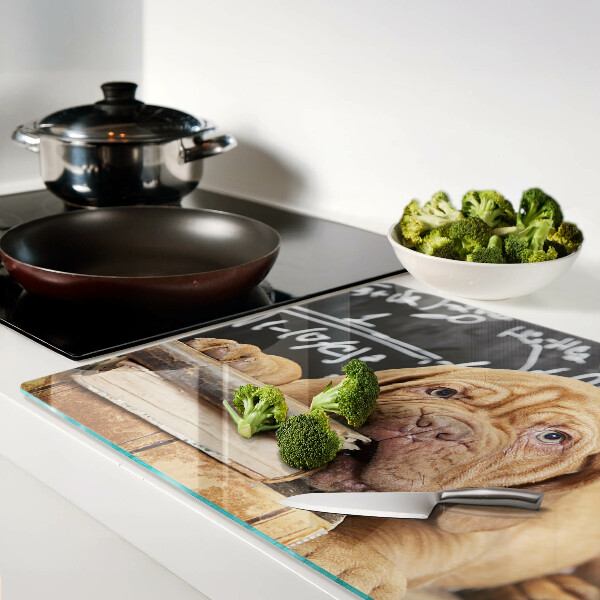 Glas Schneidebrett mit Motiv eines Hundes neben Büchern und einer Tafel