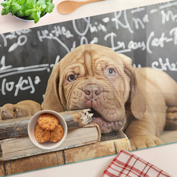 Glas Schneidebrett mit Motiv eines Hundes neben Büchern und einer Tafel