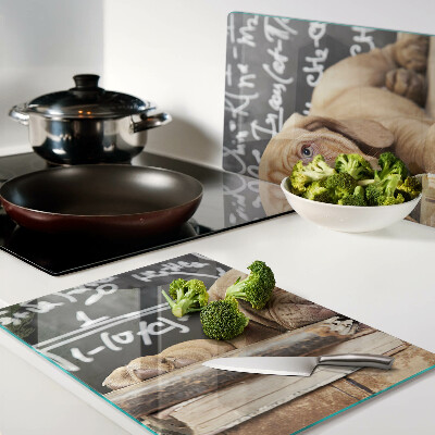 Glas Schneidebrett mit Motiv eines Hundes neben Büchern und einer Tafel