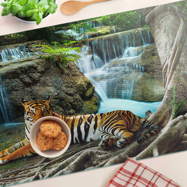 Schneidebrett mit Motiv eines Tigers in seinem natürlichen Lebensraum