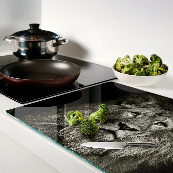 Schneidebrett mit Löwenmotiv in Schwarzweiß