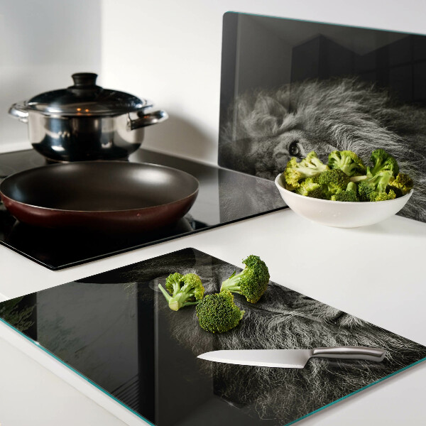 Schneidebrett mit Löwenmotiv in Schwarzweiß