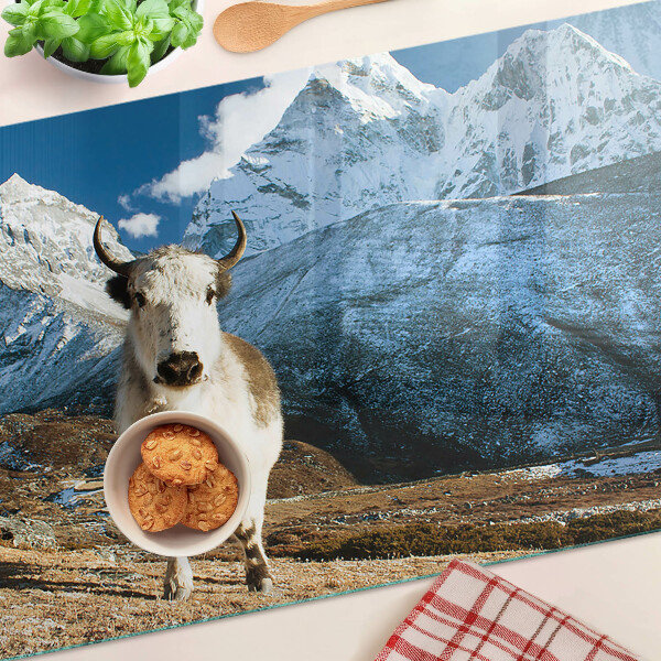 Schneidebrett mit Motiv einer Kuh in den Bergen