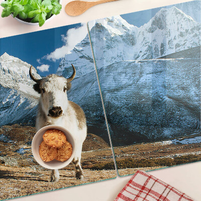 Schneidebrett mit Motiv einer Kuh in den Bergen