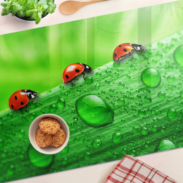 Schneidebrett Marienkäfer auf grünem Hintergrund