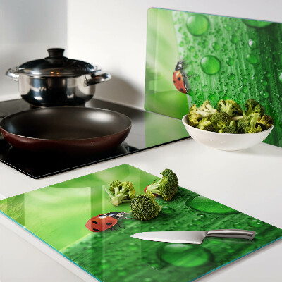 Schneidebrett Marienkäfer auf grünem Hintergrund