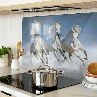 Schneidebrett galoppierende weiße Pferde