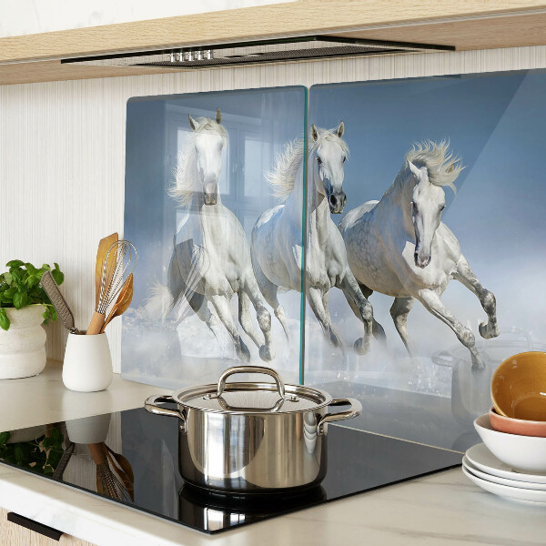 Schneidebrett galoppierende weiße Pferde