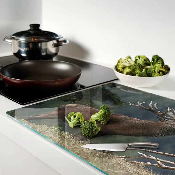 Glas-Schneidebrett mit Motiv von Hirschen in ihrem natürlichen Lebensraum