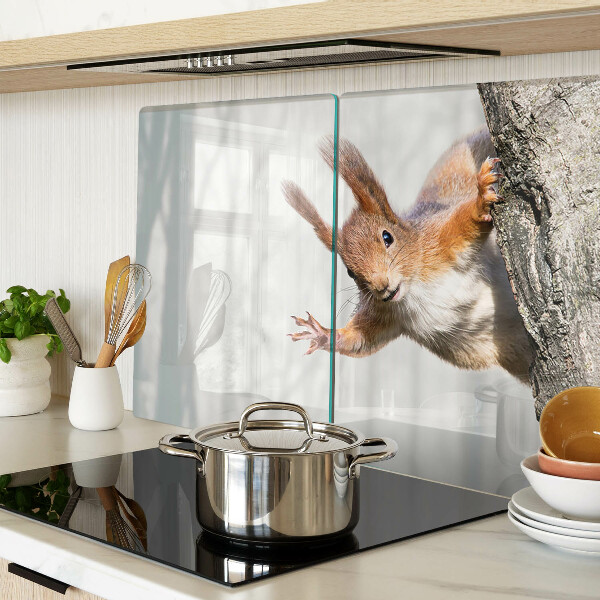 Schneidebrett mit Eichhörnchen-Motiv auf einem Ast