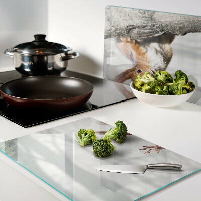 Schneidebrett mit Eichhörnchen-Motiv auf einem Ast