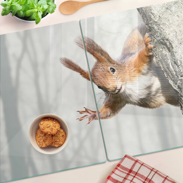 Schneidebrett mit Eichhörnchen-Motiv auf einem Ast