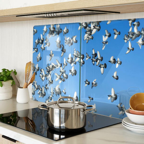 Schneidebrett glas Tauben, die am Himmel fliegen