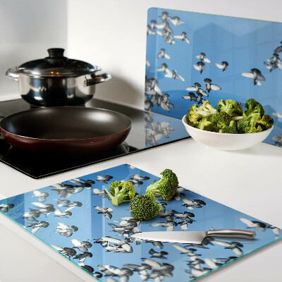 Schneidebrett glas Tauben, die am Himmel fliegen