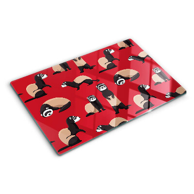 Glas-Schneidebrett mit einem Motiv von Frettchen vor rotem Hintergrund