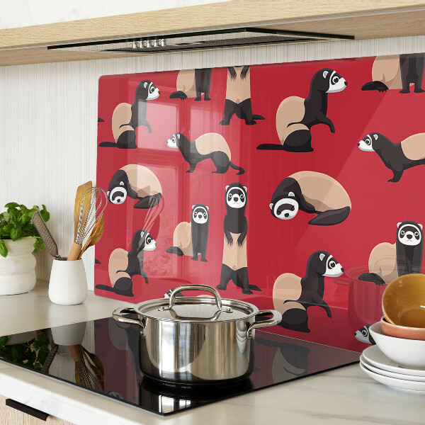 Glas-Schneidebrett mit einem Motiv von Frettchen vor rotem Hintergrund