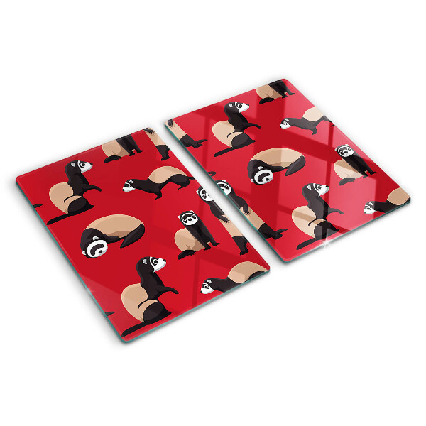 Glas-Schneidebrett mit einem Motiv von Frettchen vor rotem Hintergrund