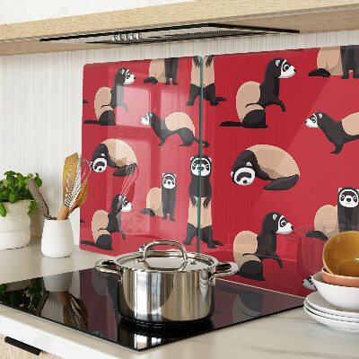 Glas-Schneidebrett mit einem Motiv von Frettchen vor rotem Hintergrund