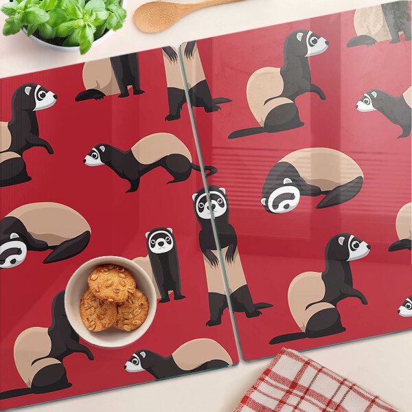 Glas-Schneidebrett mit einem Motiv von Frettchen vor rotem Hintergrund