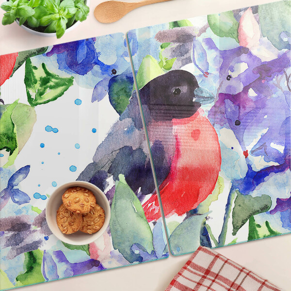 Glas-Schneidebrett mit einem Motiv eines Vogels vor einem Blumenhintergrund