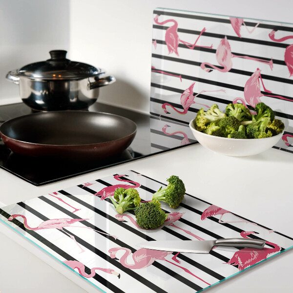Glas-Schneidebrett mit Flamingos auf gestreiftem Hintergrund