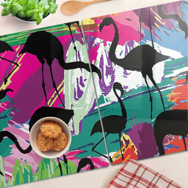 Schneidebrett mit Flamingos vor farbenfrohem Hintergrund