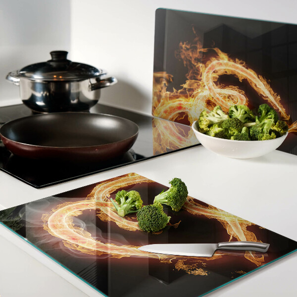 Schneidebrett mit Motiv eines brennenden Herzens