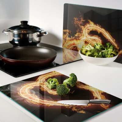 Schneidebrett mit Motiv eines brennenden Herzens