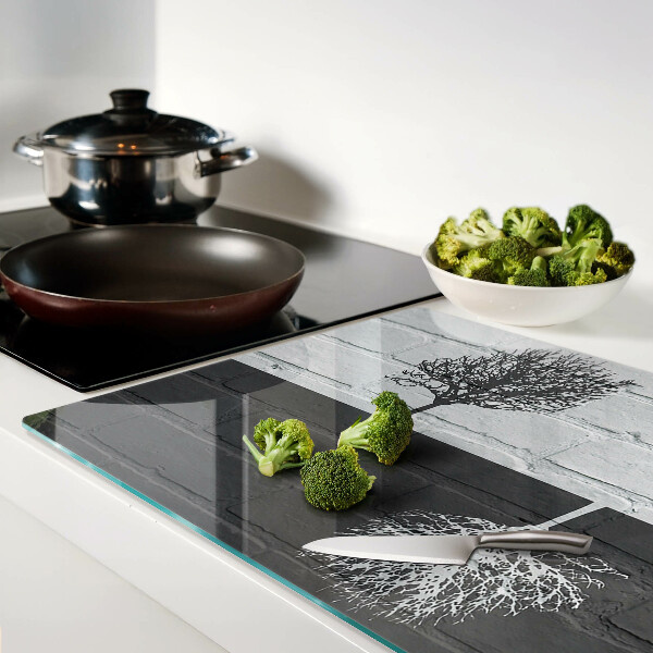 Schneidebrett Glas mit Motiv eines Baums vor einem Backsteinhintergrund