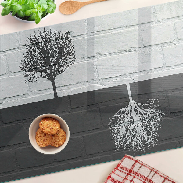 Schneidebrett Glas mit Motiv eines Baums vor einem Backsteinhintergrund