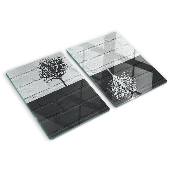 Schneidebrett Glas mit Motiv eines Baums vor einem Backsteinhintergrund