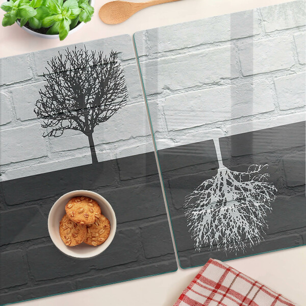 Schneidebrett Glas mit Motiv eines Baums vor einem Backsteinhintergrund