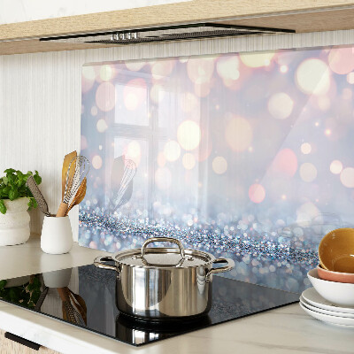 Glas-Schneidebrett mit funkelnden Lichtern und Diamantakzent