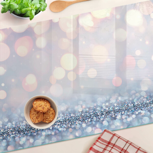 Glas-Schneidebrett mit funkelnden Lichtern und Diamantakzent