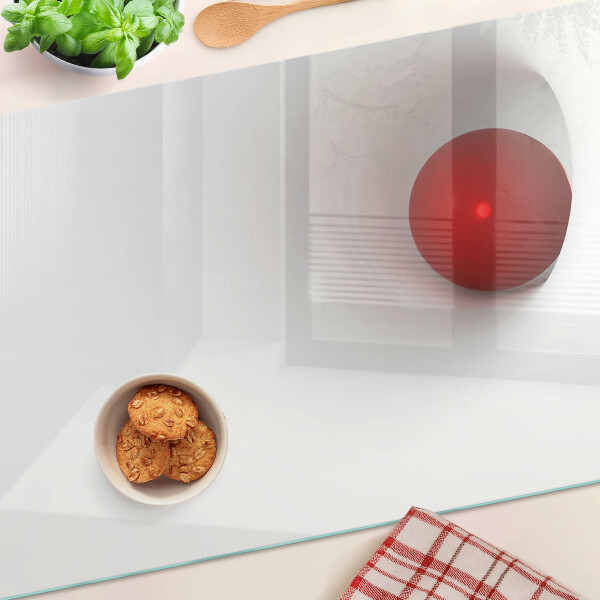 Glas-Schneidebrett mit rotem Kreis auf transparentem Hintergrund