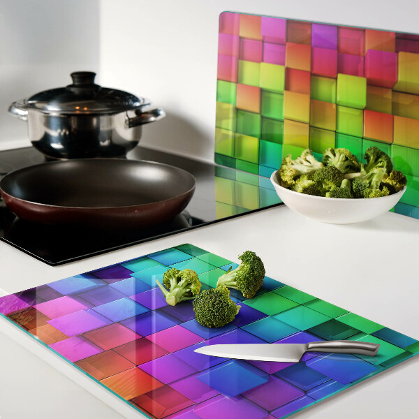 Glas-Schneidebrett mit Regenbogenquadraten in einem Mosaikdesign