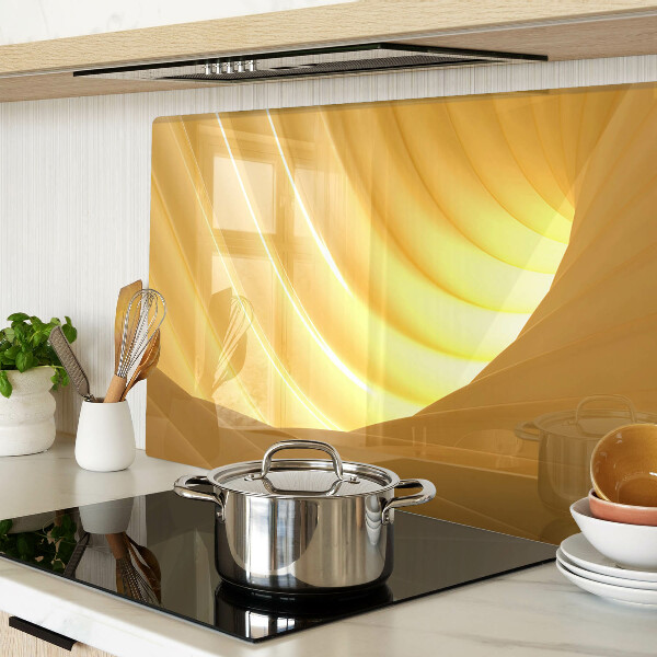 Schneidebrett mit goldenen Wellen und Fensterdekoration