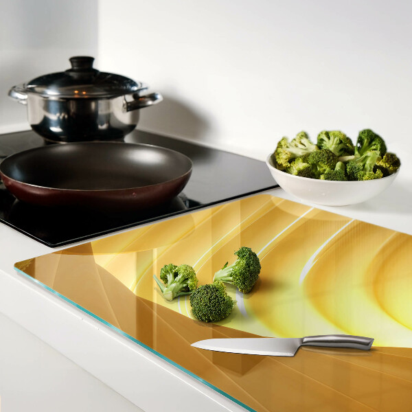 Schneidebrett mit goldenen Wellen und Fensterdekoration