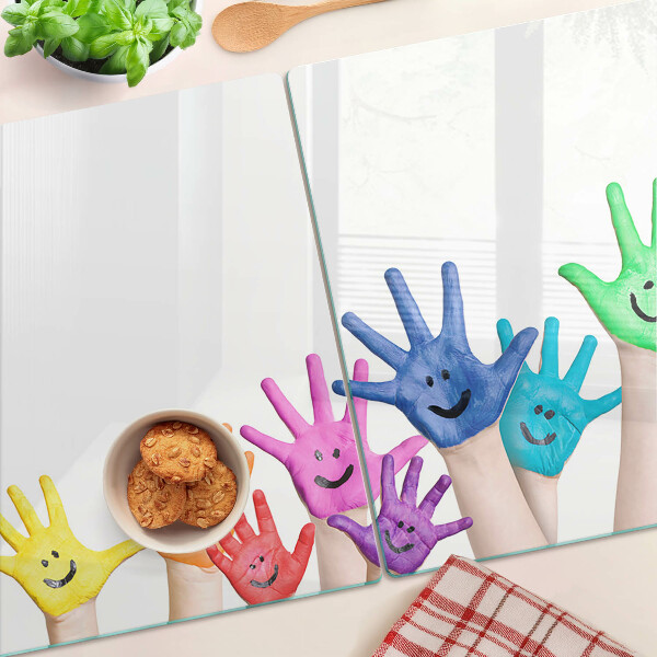 Glas Schneidebrett mit bunten, lächelnden Händen als Motiv