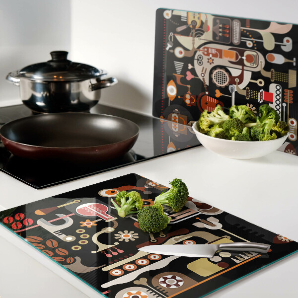 Schneidebrett mit abstraktem Muster und Pflanzenmotiven