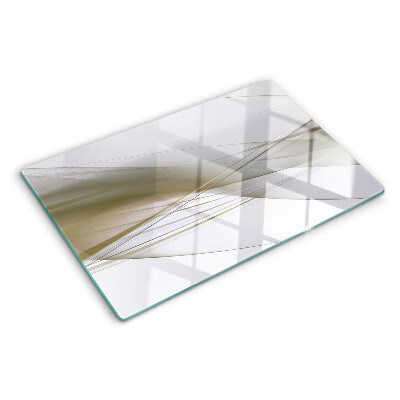 Schneidebrett mit abstrakten Linien und Formen