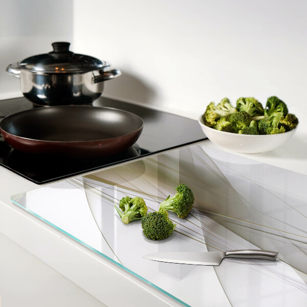 Schneidebrett mit abstrakten Linien und Formen