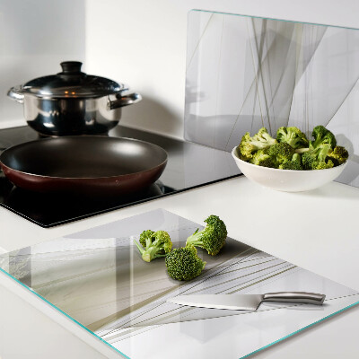 Schneidebrett mit abstrakten Linien und Formen