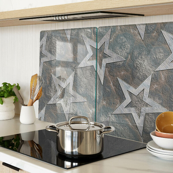 Glas-Schneidebrett mit Sternmotiv auf strukturiertem Hintergrund