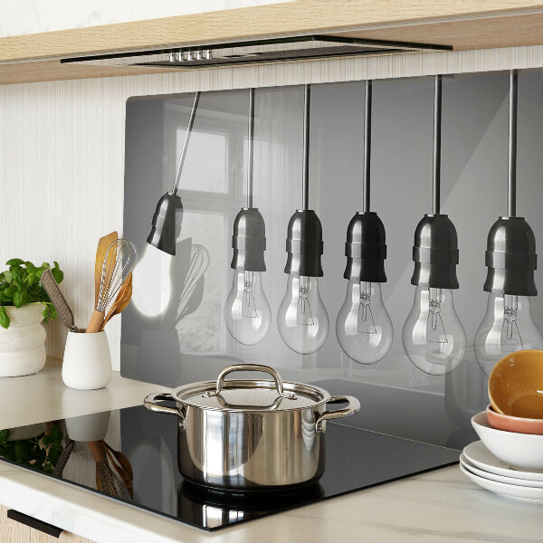 Schneidebrett mit Motiv von Glühbirnen an Kabeln