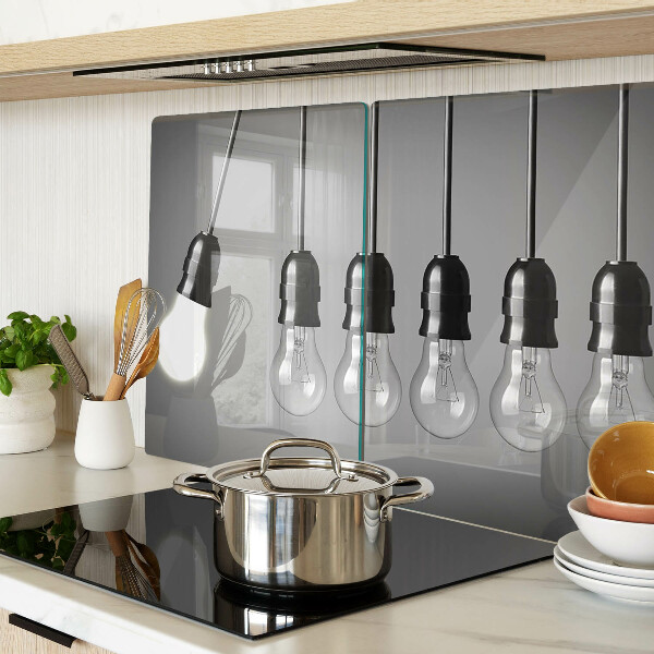 Schneidebrett Glühbirnen an Kabeln