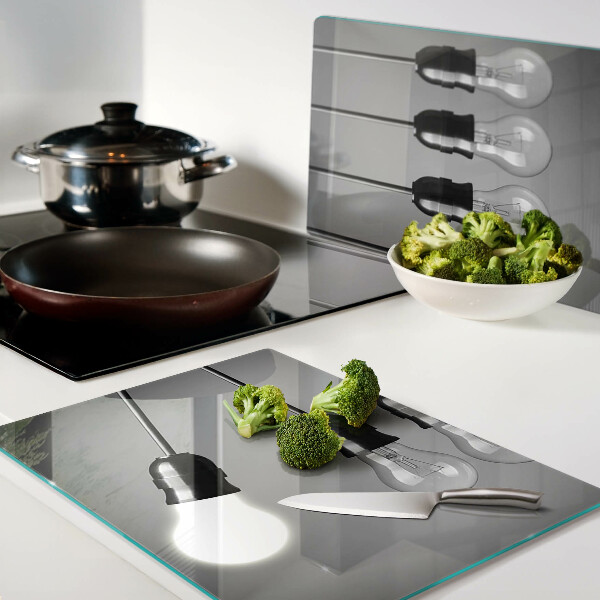 Schneidebrett mit Motiv von Glühbirnen an Kabeln